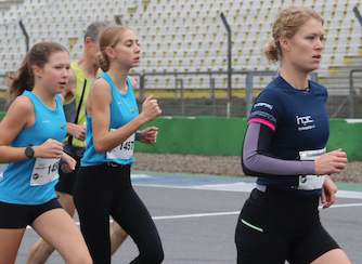 TV Eberbach-Läuferinnen verbessern Bestzeiten beim Hockenheimring-Lauf